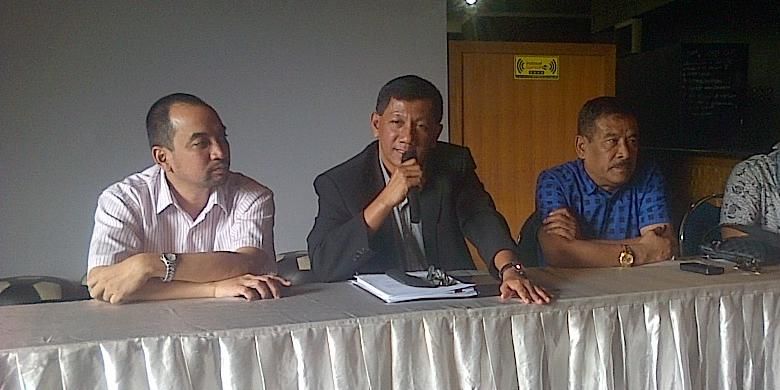 Dari kiri ke kanan : Direktur PT.PBB Risha Adiwijaya, Komisaris PT.PBB Kuswara S Taryono dan Manajer Persib Bandung Umuh Muchtar. 
