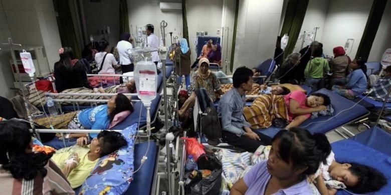 Puluhan pasien Kartu Jakarta Sehat (KJS) berdesakan di Instalasi Gawat Darurat RSUD Koja, Jakarta Utara, untuk mendapatkan kamar rawat inap kelas 3, Senin (27/5/2013). Setiap harinya sekitar 150 pasien KJS antre untuk mendapatkan ruang rawat inap di rumah sakit tersebut.