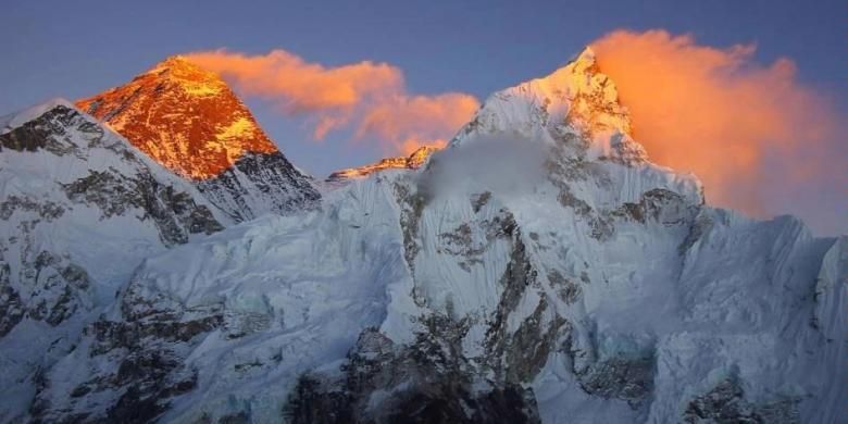 Atap dunia, puncak Gunung Everest dengan ketinggian 8.850 meter difoto dari Kalapattar, 5.545 meter.