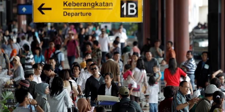 Calon penumpang memadati pintu keberangkatan Terminal 1 B Bandara Soekarno Hatta, Tangerang, Banten.