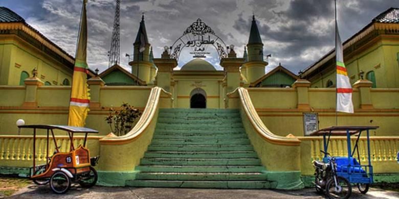 Masjid Raya Sultan Riau di Pulau Penyengat Indera Sakti, Kecamatan Tanjung Pinang Barat, Kepulauan Riau.