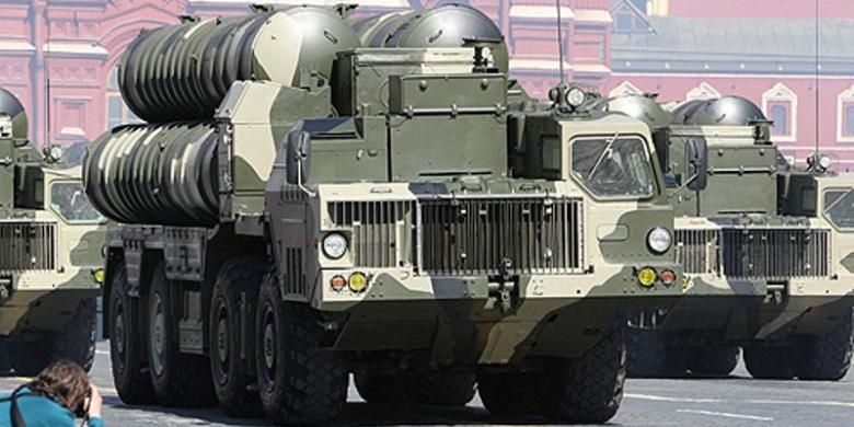 Sebuah kendaraan militer pengangkut sistem rudal S-300 dalam sebuah parade di Moskwa, Rusia.