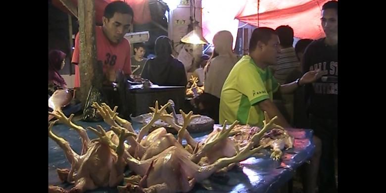 Harga daging ayam ras di Gorontalo dirasakan tinggi oleh para pembeli. Akibatnya pedagang mengaku kesulitan menjual komoditas ini.