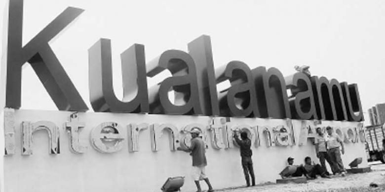 Sejumlah pekerja menyelesaikan pembuatan nama Bandar Udara Internasional Kualanamu di Deli Serdang, Sumatera Utara, beberapa waktu lalu.
