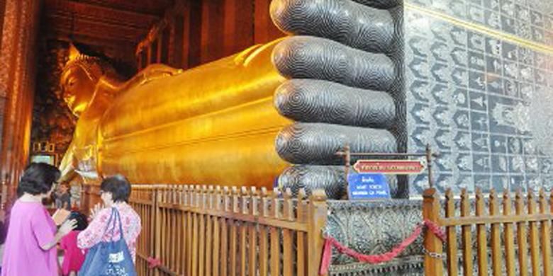 Sejumlah pengunjung mendatangi Candi Wat Pho yang juga dikenal sebagai Temple of Reclining Buddha di Bangkok, Thailand, awal Mei lalu.