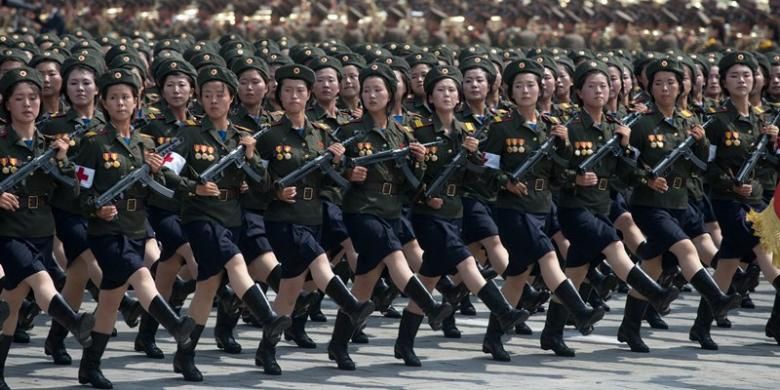 Tentara perempuan Korea Utara ikut ambil bagian dalam parade militer di Pyongyang memperingati 60 tahun gencatan senjata dengan Korea Selatan yang secara teknis mengakhiri Perang Korea pada 1953.