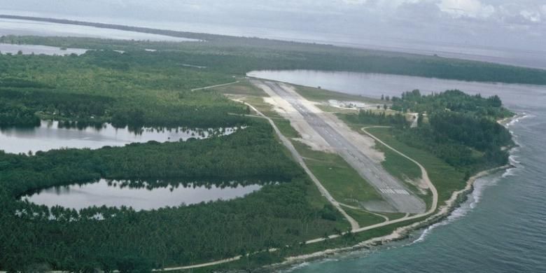 Salah satu sudut Pulau Manus, Papua Niugini dengan landasan pacunya. Pulau terpencil ini digunakan Australia sebagai penampungan sementara para pencari suaka yang datang ke Benua Kanguru.