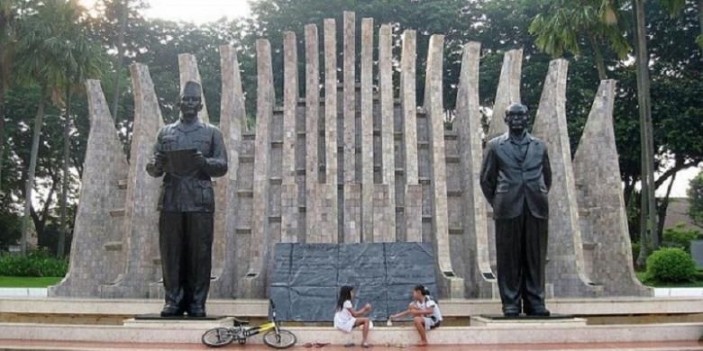 Monumen Proklamasi di Jalan Proklamasi, Jakarta Pusat. Monumen ini dibangun di lokasi dikumandangkannya Proklamasi Kemerdekaan RI pada 17 Agustus1945. Monumen ini menampilkan patung Presiden pertama RI, Soekarno, dan wakilnya, Muhammad Hatta.