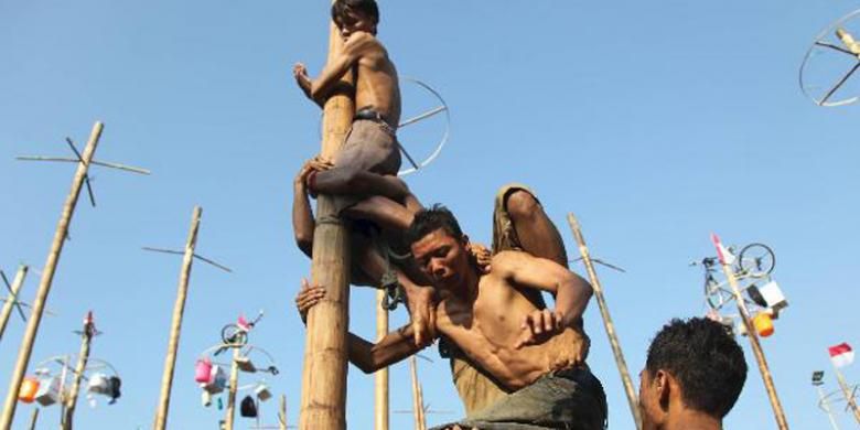 Kerja sama peserta untuk menggapai pucuk batang pinang saat mengikuti lomba panjat pinang dalam rangka HUT Kemerdekaan RI ke-67 di Pantai Festival, Taman Impian Jaya Ancol, Jakarta Utara, Jumat (17/8/2012). Dalam perlombaan itu disiapkan 67 batang pohon pinang dengan aneka macam hadiah. 