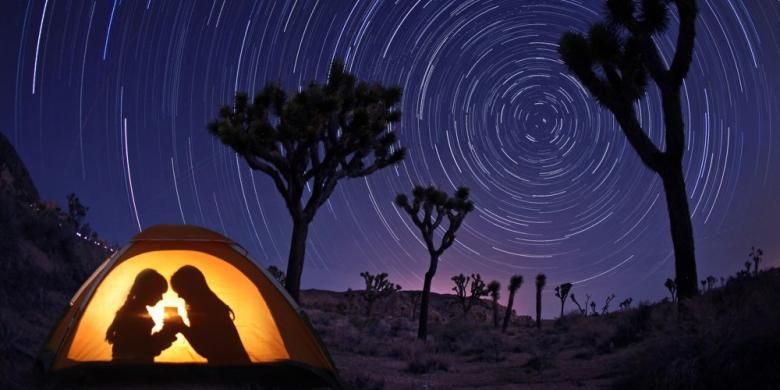 Anak-anak menikmati malam di dalam tenda di bawah cahaya alami bintang-bintang.