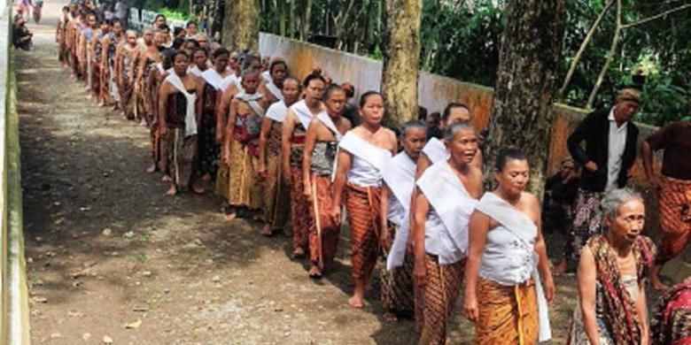 Para perempuan penganut adat Bonokeling, berbaris menuju kompleks pemakaman leluhur mereka di Desa Pekuncen, Kecamatan Jatilawang, Kabupaten Banyumas, Jawa Tengah, Jumat (5/7/2013). Mereka menjalankan tradisi Unggah-unggahan, ziarah kubur ke makam leluhur yang digelar setiap menjelang bulan Ramadhan.