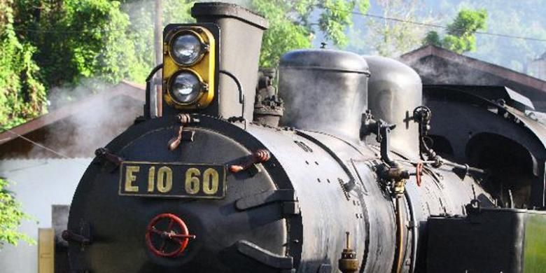 Kereta api wisata bertenaga batubara, Mak Itam, dipakai untuk membawa pebalap sepeda menuju ke lokasi start etape 6A Tour de Singkarak 2011 Sawahlunto menuju Istano Basa Pagaruyung, Sumatera Barat, Sabtu (11/6/2011).  