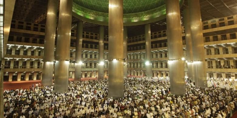 Umat muslim menjalankan ibadah shalat tarawih di Masjid Istiqlal, Jakarta, Selasa (9/7/2013). Pemerintah menetapkan puasa atau 1 Ramadhan 1434 Hijriah jatuh pada Rabu, 10 Juli 2013.