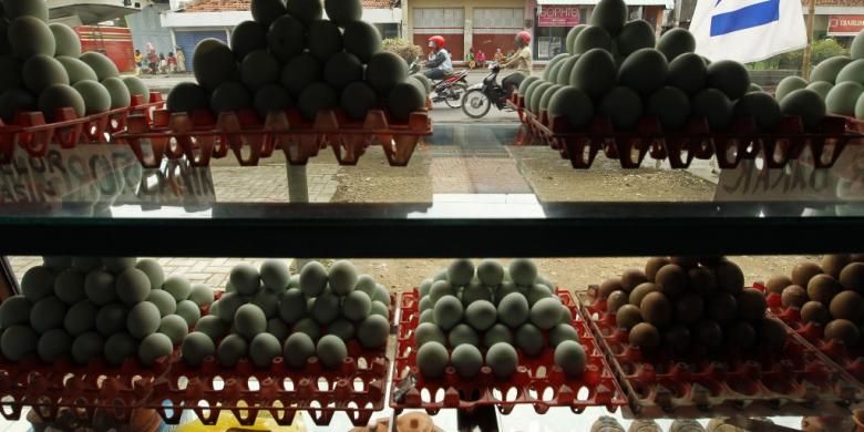 Telur bebek asin khas Brebes yang dijual pedagang hampir di sepanjang Jalan Pangeran Diponegoro, Kabupaten Brebes, Jawa Tengah, Kamis (1/7/2010). Para pedagang telur asin di tempat ini bisa laku menjual 1.500 butir telur asin per hari, dan penjualan melonjak tajam saat memasuki musim liburan atau lebaran yang mencapai 8.000 butir per hari. Telur bebek asin organik dijual seharga Rp 2.200 per butir, sedangkan telur asin bebek biasa seharga Rp 2.000 per butir.