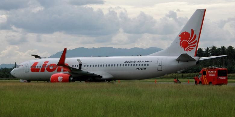 Pesawat Lion Air berada di sisi landas pacu Bandara Djalaludin Gorontalo, Rabu (7/8/2013), setelah tergelincir dari landas pacu setelah menabrak sapi. Badan pesawat itu baru bisa diangkat pada Jumat (9/8/2013). Kejadian ini mengakibatkan terundanya sejumlah penerbangan.