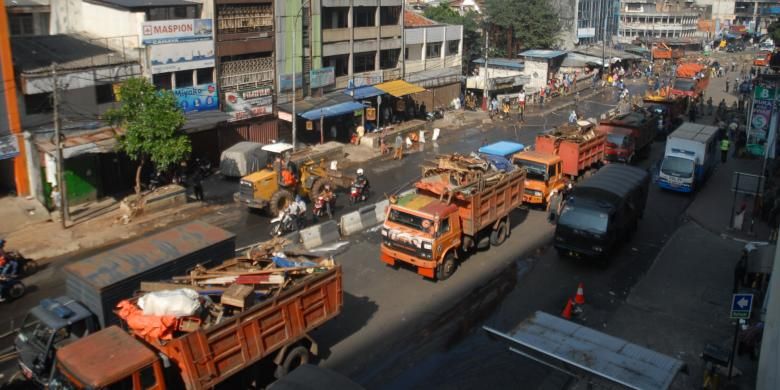 Belasan truk Dinas Pekerjaan Umum (DPU)DKI bermuatan puing-puing lapak pedagang kaki lima (PKL), Jakarta, Minggu (11/8/2013).