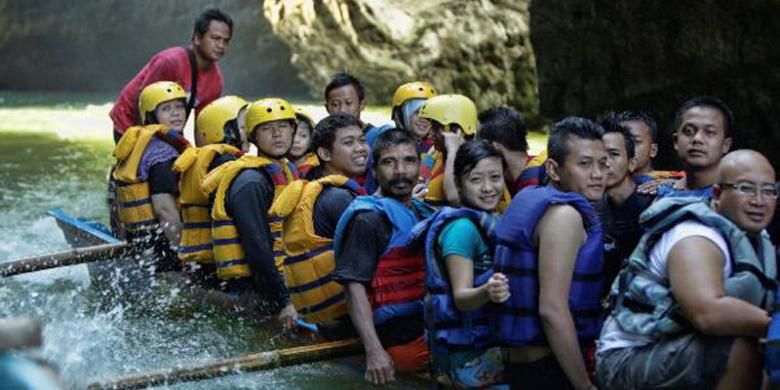 Wisatawan menggunakan perahu saat mengunjungi Green Canyon, Cijulang, Pangandaran, Jawa Barat, Sabtu (4/5/2013). Objek wisata ini menawarkan keindahan dinding bebatuan yang ditutupi lumut dan wisatawan dapan menikmatinya dengan menyusuri sungai menggunakan perahu.