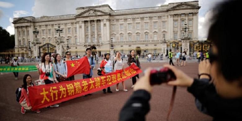 Turis China di depan Istana Buckingham di London, Inggris. 