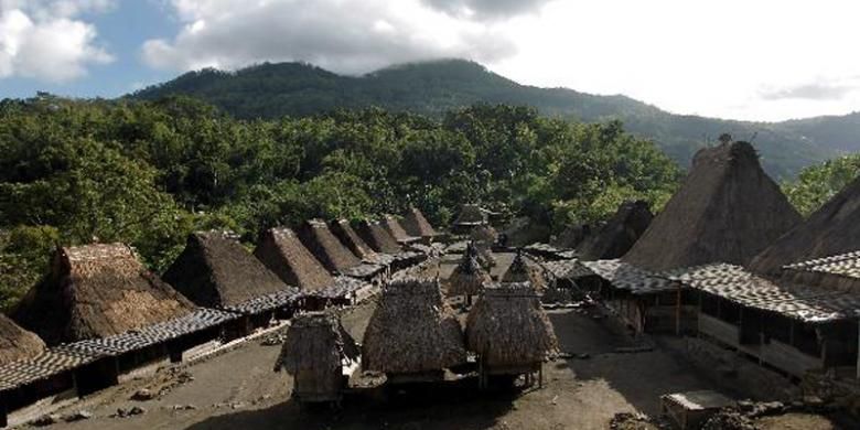 Lanskap Kampung Adat Bena, Ngada, Flores, NTT, Selasa (15/6/2011). Kampung berusia sekitar 1.200 tahun ini kental dengan arsitektur kuno dan budaya megalitik. 