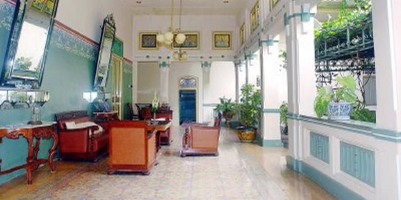 Teras rumah Ndalem Tjokrosoemartan, milik saudagar batik Laweyan, Solo, yang dibangun tahun 1915. Rumah menjadi simbol keberhasilan ekonomi pedagang batik. Sepasang kaca besar yang dipajang dipercaya sebagai penolak bala.