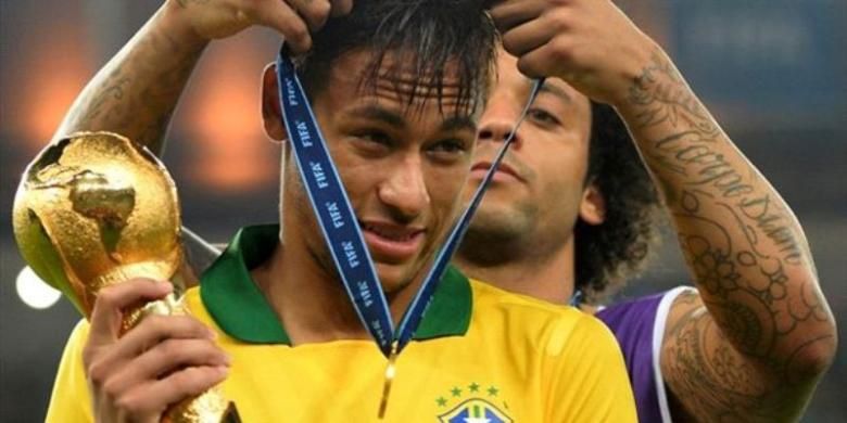 Bomber Barcelona, Neymar da Silva bersama rekannya di timnas Brasil, Marcelo. 