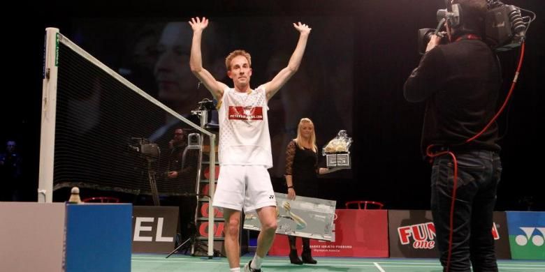 Mantan pebulu tangkis Denmark, Peter Hoeg Gade, melambaikan tangan pada penonton usai memenangkan pertandingan melawan Lin Dan (China) pada babak final Copenhagen Masters 2012.