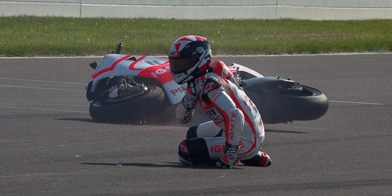 Pebalap asal America Serikat, Ben Spies, berusaha bangkit setelah terjatuh dari motor pada sesi latihan bebas ketiga GP Indianapolis, di Sirkuit Indianapolis Motor Speedway, Sabtu (17/8/2013).