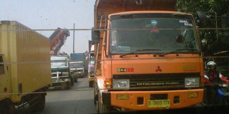 Antrian truk dan kontainer kembali terlihat di sepanjang Jalan Raya Cakung Cilincing, antrian tersebut mengular sampai pos 9 Pelabuhan Tanjung Priok.
