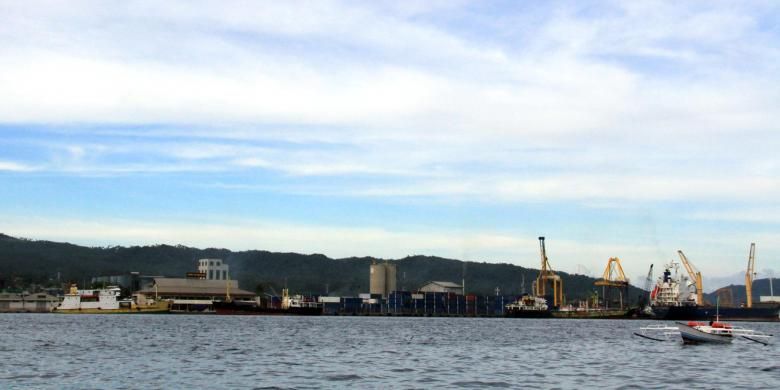 Pelabuhan Bitung terlihat dari arah laut.