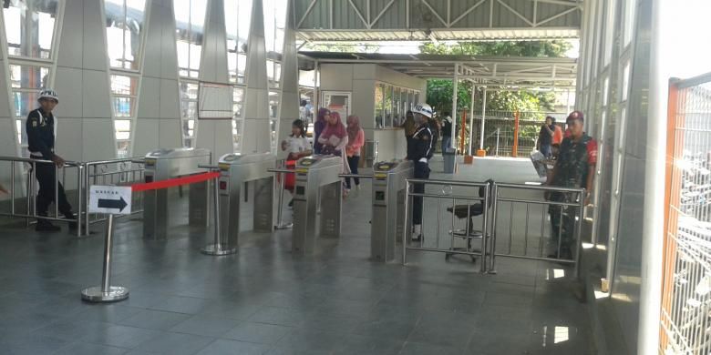 Gerbang elektronik di Stasiun Bojonggede, Bogor, Selasa (27/8/2013). Dulunya, lokasi ini merupakan tempat yang digunakan pedagang-pedagang kios untuk berjualan di area stasiun.