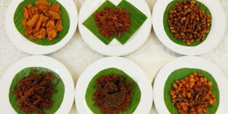 Sejumlah varian rendang dari Payahkumbuh, Sumatera Barat, Minggu (14/7/2013). Varian rendang ini diolah menjadi rendang kering dan memudahkan untuk dijadikan makanan kemasan.