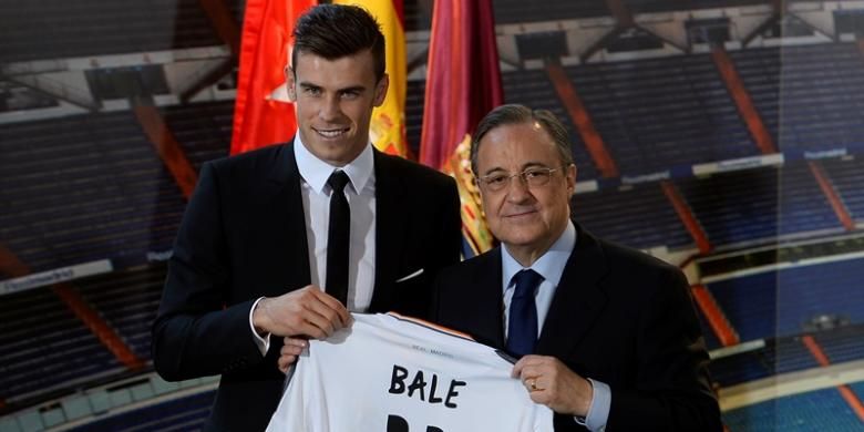Gareth Bale (kiri) saat jumpa pers bersama Presiden Real Madrid, Florentino Perez, Senin (2/9/2013). 