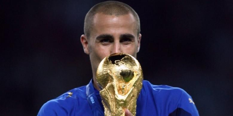 Fabio Cannavaro ketika menjadi kapten timnas Italia dan mengangkat trofi Piala Dunia 2006.