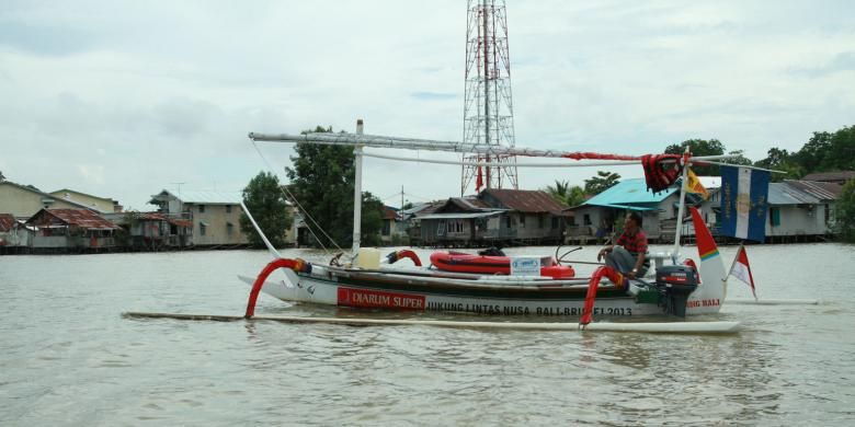 Perahu jukung Efendi Soleman saat  memasuki  pelabuhan nelayan Tanjung Batu Pemangkat, Kabupaten Sambas, Kalimantan Barat (6/9/2013)