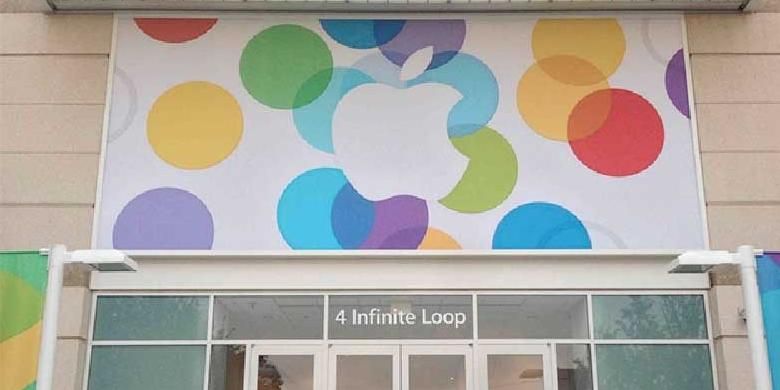 Gerbang masuk gedung kantor Apple di 4 Infinite Loop dihias sesuai tema peluncuran iPhone terbaru, Selasa (10/9/2013).