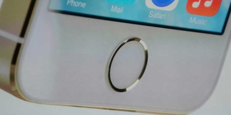 Tombol Home di iPhone 5S dilengkapi sensor sidik jari. Tombol itu juga dilapisi kristal safir agar tidak mudah tergores.
