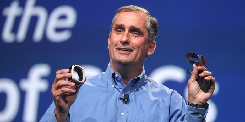 CEO Intel Brian Krzanich memamerkan pra-rupa gelang yang memakai prosesor Quark, keluarga prosesor Intel yang dibangun dengan proses fabrikasi 14 nano meter.