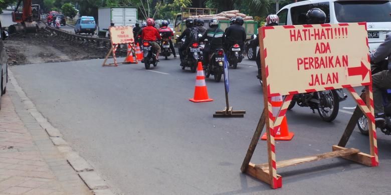 Ilustrasi perbaikan jalan. -- Perbaikan Jalan Panjang, Kebon Jeruk, Jakarta Barat tepat di depan Gedung Diklat Kemenkominfo, Jumat (13/9/2013). Perbaikan jalan itu mengakibatkan penutupan jalan sehingga memicu kemacetan. 