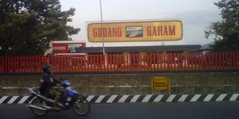 Seorang pengendara motor melintas di kawasan pabrik rokok PT Gudang Garam, Tbk, Kediri, Jawa Timur.