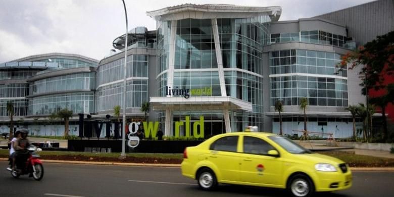 Gedung pusat perbelanjaan Living World di kompleks Alam Sutera, Alam Sutera Boulevard Kav. 21, Tangerang Selatan.