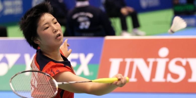 Tunggal putri Jepang, Akane Yamaguchi, mengembalikan shuttlecock pada Wang Yihan pada pertandingan semifinal Yonex Japan Open Superseries 2013, di Tokyo, Jepang, Jumat (21/9/2013).