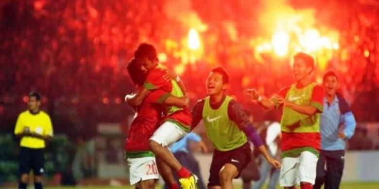 Ilham Udin Armaiyin dengan nomor punggung 20 menjadi penentu dalam final antara Timnas Indonesia U-19 melawan Vietnam melalui adu penalti laga Piala AFF 2013 di Stadion Gelora Delta, Sidoarjo, Minggu (22/9/2013) setelah melesakkan gol ke-7.