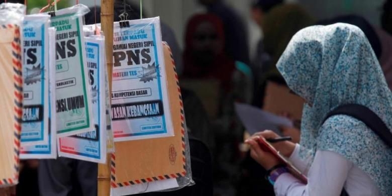 Buku latihan soal tes calon pegawai negeri spil (CPNS) yang dijual di lokasi penyerahan berkas lamaran di Youth Center, Sleman, DI Yogyakarta, beberapa waktu lalu.