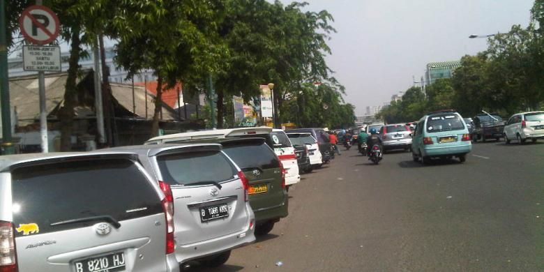 Kendaraan parkir di bahu Jalan Kramat Raya Jakarta Pusat, padahal terdapat rambu dilarang parkir di sepanjang kawasan tersebut, Rabu (25/9/2013)