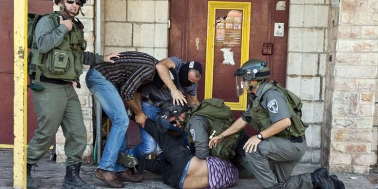 Polisi Israel menangkap seorang pemuda Palestina di salah satu sudut kota Jerusalem, Jumat (27/6/2013), usai ibadah shalat Jumat. Polisi menahan setidaknya sembilan pemuda yang melempari polisi dengan batu di luar wilayah kota tua.
