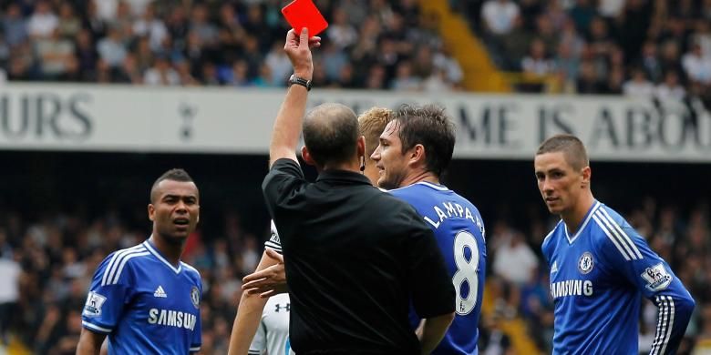 Penyerang Chelsea Fernando Torres (kanan) mendapat kartu merah, pada pertangan Premier League melawan Tottrnham Hotspur, di White Hart Lane, Sabtu (28/9/2013).