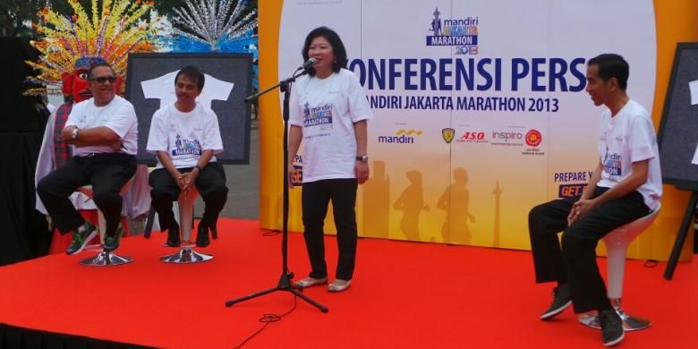 Gubernur DKI Joko Widodo (kanan), Menteri Parekraf Marie Elka Pangestu (tengah), Menpora Roy Suryo dan Wakil Menteri Parekraf (kiri) mengadakan konferensi pers Jakarta Marathon di Monas.