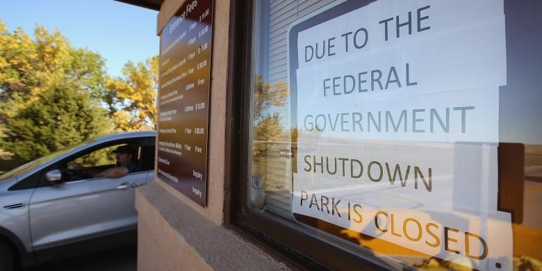 Pengumuman penutupan layanan di Taman Nasional Yosemite, Washington, Amerika, menyusul shutdown layanan pemerintah Amerika karena berlarutnya pembahasan anggaran di parlemen. Gambar diambil Selasa (1/10/2013).
