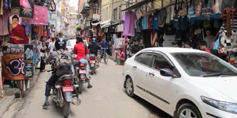 Labirin atau gang-gang sempit di Thamel, Kathmandu, Nepal, sangat terkenal di kalangan trekker atau pendaki gunung Himalaya. Berbagai macam perlengkapan trekking tersedia di sini, begitu pula suvenir.