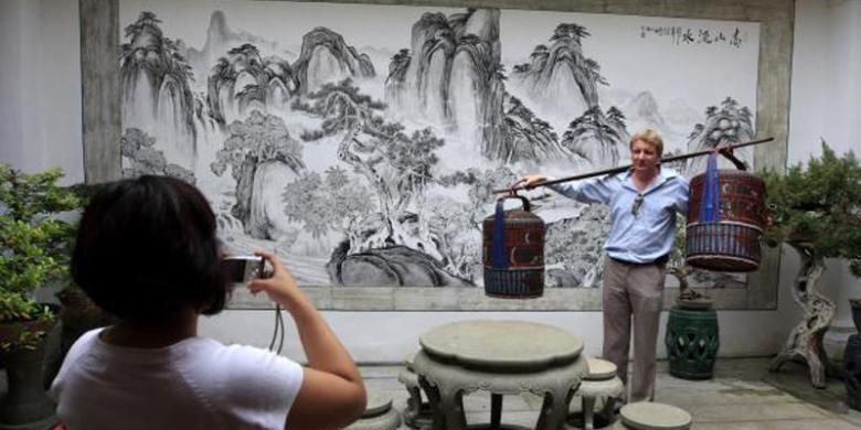 Wisatawan mengabadikan kunjungan mereka di salah satu rumah milik warga China peranakan di kawasan George Town, Penang, Malaysia, Rabu (28/10/2009). 